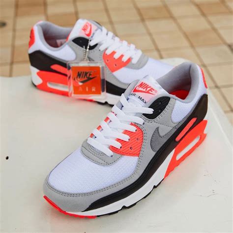 Nike Air Max 90 shoes